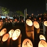 阪神・淡路大震災の発生時刻に合わせて人々が黙とうをささげた＝１７日午前５時４６分、神戸市中央区加納町６、東遊園地（撮影・風斗雅博）
