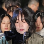 三宮・東遊園地で「追悼のことば」を述べる遺族代表の佐藤悦子さん＝１７日午前５時４９分、神戸市中央区加納町６（撮影・中西幸大）