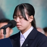 安全の日のつどいでメッセージを読み上げる舞子高３年の田中千恵美さん＝１７日午後０時２２分、神戸市中央区脇浜海岸通４、人と防災未来センター（撮影・鈴木雅之）