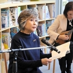 感情を込めて詩を朗読する竹下景子さん（左）＝神戸市中央区加納町６、こども本の森　神戸