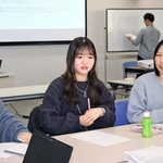 神戸と福島の学生が交流。それぞれの取り組みや教訓を出し、次世代への継承について考えた＝１７日午後３時２７分、神戸新聞本社