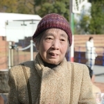 亡くなった長女純子さんへの思いを語る三輪教子さん＝１７日午前１０時７分、神戸市中央区加納町６、東遊園地（撮影・大田将之）