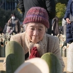 三輪教子さんは亡くなった長女純子さんを思いながら竹灯籠に手を合わせた＝１７日午前１０時１０分、神戸市中央区加納町６、東遊園地（撮影・大田将之）