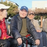 ボランティア仲間と仮設住宅があった西代蓮池公園を訪れた長尾政三さん（左から２人目）＝１７日午後３時半、神戸市長田区蓮池町