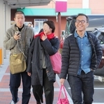 決まった曜日、決まった時刻、決まったコースで買い物を終えた山本家＝丹波市内