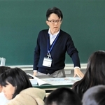 阪神・淡路大震災で亡くなった親友のことを話した上前宏人教諭＝西宮市東山台２、東山台小