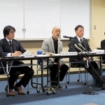 調査報告書の内容について会見する第三者委員会のメンバー＝１９日午後、神戸市中央区東川崎町１、市総合教育センター