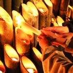 私からあなたへ。記憶をつなげる＝１７日夜、神戸市中央区加納町６、東遊園地（撮影・笠原次郎）