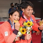 東京五輪でそろって金メダルを手にした阿部一二三選手（右）と詩選手＝２０２１年７月、東京・日本武道館