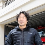 阪神・淡路大震災発生時に勤務した運南出張所の前で、当時を振り返る阿部浩二さん＝神戸市兵庫区浜山通２