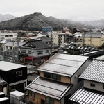 うっすら雪が降り積もった豊岡市内＝20日午後