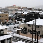 うっすら雪が降り積もった豊岡市街＝20日午後