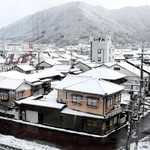 雪化粧をした朝来市和田山地域の中心部＝21日午前、同市和田山町東谷