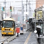雪が降り始めた豊岡市街＝21日午前、豊岡市中央町