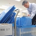 選挙関連資料の確認など忙しく準備を進める職員＝兵庫県庁