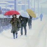 雪が降り積もる中、歩いて出勤する人たち＝22日午前、兵庫県香美町香住区香住（撮影・長谷部崇）