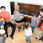 世界を巡り、姫路の古民家にたどり着いたピアノ。地域のイベントで演奏が披露された＝姫路市網干区新在家、片岡家住宅