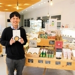 自慢の特産品売り場に立つ寺川敏博さん＝兵庫県多可町八千代区中野間、エアレーベン八千代