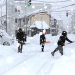 除雪に追われる住民たち＝２２日午前、豊岡市寿町（撮影・阿部江利）