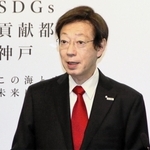 定例会見で自らの考えを述べる神戸市の久元喜造市長＝同市役所