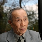 被爆の経験を語る内波秀一さん。取材のたびに渡してくれた手記の一節に「我が青春に悔いはあり」としたためていた＝神戸市北区（撮影・中西幸大）