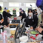 班に分かれて、考えたレシピの防災食の調理にチャレンジ＝神戸市垂水区名谷町、福田中学校