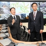 災害対策本部に使う部屋で取り組みを語る南野健一さん（左）と青木圭さん＝大阪市北区中之島３、阪神高速道路会社