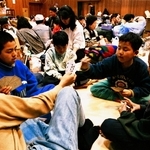 多くの人が身を寄せた避難所で、トランプ遊びをする子どもたち＝１９９５年１月２２日、神戸市長田区