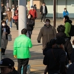 衆院解散から一夜明け、早速地元の駅前で活動する立候補予定者＝２４日午前、神戸市内（撮影・吉田敦史）