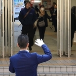 衆院解散から一夜明け、早速地元の駅前で活動する立候補予定者＝２４日午前、神戸市内（撮影・吉田敦史）