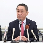 無所属での立候補を表明した坊恭寿氏（右）＝神戸市中央区三宮町２、センタープラザ西館