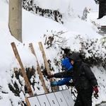 雪の中、衆院選のポスター掲示板を設置する業者の男性＝21日午後、兵庫県新温泉町岸田（撮影・長谷部崇）