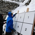 衆院選のポスター掲示板を設置する業者の男性。雪が積もりやすい山間部から先に回ったという＝21日午後、兵庫県新温泉町岸田（撮影・長谷部崇）