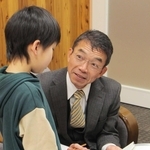 価値観が変わったという植木政行さん。児童を見つめる目が優しい＝丹波市青垣町佐治