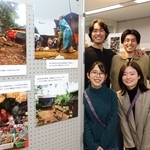 ミャンマー難民のキャンプで撮影した写真を紹介する学生たち＝ひょうご国際プラザ