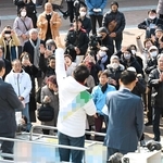 衆院選が始まり、候補者の訴えに耳を傾ける有権者ら＝２７日午前、尼崎市内（撮影・大田将之、画像の一部を加工しています）