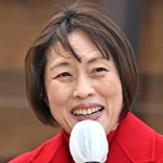 集まった有権者に支持を訴える共産党の田村智子委員長＝２７日午後、神戸市中央区（撮影・斎藤雅志）