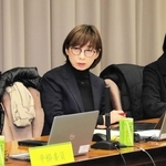 兵庫県の大阪・関西万博関連事業の検証について、意見を述べる石川路子委員長（中央）＝県庁