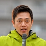 街頭で支持を呼びかける日本維新の会の吉村洋文代表＝２７日午後、神戸市垂水区、ＪＲ垂水駅前（撮影・大田将之）