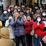 候補者の訴えに耳を傾ける有権者ら＝２７日午後、神戸市内（撮影・斎藤雅志）