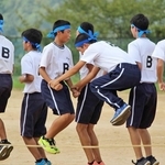 中学３年の時の体育大会本番。前年に続き、永井洋介さんと長ズボン姿の山本幹太さんが手をつないで跳んだ（山本春名さん提供）