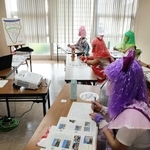 「シン・温泉検定」で新温泉町のアイドル「ももいろクロおばあＺ」に講義する町おんせん天国室の谷口薫室長（左）＝２０２４年１０月、同町浜坂