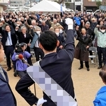 選挙戦がスタートし、支持者らと気勢を上げる候補者＝２７日午後、姫路市内（撮影・辰巳直之、画像の一部を加工しています）