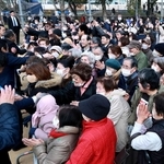 衆院選が公示され、有権者らと握手やハイタッチをしてまわる候補者＝２７日午後、神戸市内（撮影・鈴木雅之、画像の一部を加工しています）