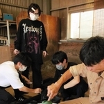 土に竹チップ入り堆肥を混ぜた花きの生育試験に取り組む神戸学院大の菊川裕幸講師ら＝２０２５年９月、神戸市西区伊川谷町上脇