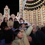 光の装飾を楽しむ人たち＝２８日夜、神戸市中央区加納町６（撮影・丸山桃奈）