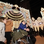 光の装飾を楽しむ子どもら＝２８日夜、神戸市中央区加納町６（撮影・丸山桃奈）
