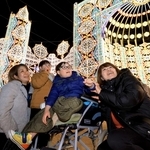 光の装飾を楽しむ「ハートフルデー」の参加者たち＝２８日夜、神戸市中央区加納町６（撮影・丸山桃奈）