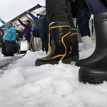 真冬の選挙戦。寒波が到来した但馬地域では長靴姿の支援者らも＝２７日、豊岡市内