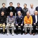 阪神・淡路大震災で被災した兵庫県立学校の復旧支援に携わった他県からの派遣職員や県教委の元職員たち＝神戸市東灘区、県教委